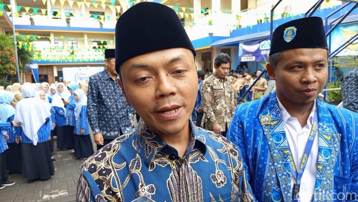 Wamendikdasmen Fajar Riza UI Haq saat berada di SMP Muhammadiyah 1 Alternatif (Mutual) Kota Magelang, Sabtu (15/3/2025).