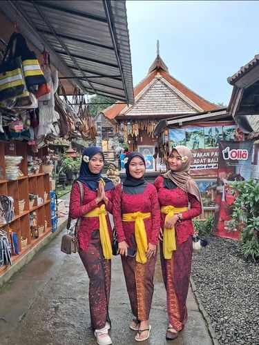 Wisatawan menyewa pakaian adat di Desa Wisata Penglipuran, Bangli, Bali.