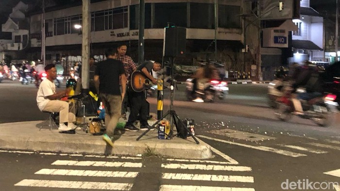 Anggota JAM tengah beraksi di Kota Jogja, Jumat (14/3/2025) malam.