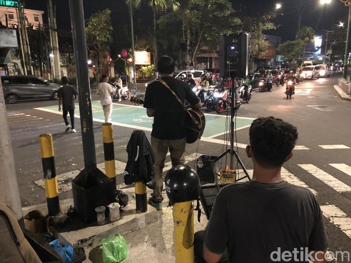Anggota JAM tengah beraksi di simpang Gondomanan, Kota Jogja, Jumat (14/3/2025) malam.