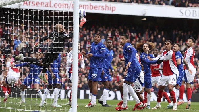 Chelseas goalkeeper Robert Sanchez fails to save the goal from Arsenals Mikel Merino during the English Premier League soccer match between Arsenal and Chelsea at Emirates stadium in London, Sunday, March 16, 2025. (AP Photo/Ian Walton)