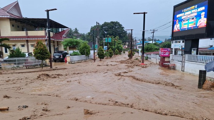 Banjir bandang di Parapat, Simalungun (Foto: istimewa)