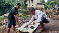 42 KK atau sekitar 142 jiwa terdampak banjir tersebut, sampai akhirnya mereka terpaksa mengungsi ke kerabat.