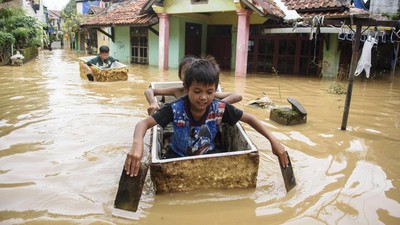 Banjir di Dayeuhkolot Bandung Jadi Arena Bermain Anak