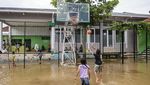 Banjir di Dayeuhkolot Bandung Jadi Arena Bermain Anak