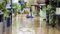 Di salah satu titik, ketinggian banjir mencapai dada orang dewasa.
