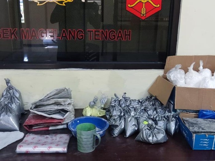 Barang bukti obat petasan yang diamankan Polsek Magelang Tengah. Diunggah Minggu (16/3/2025).