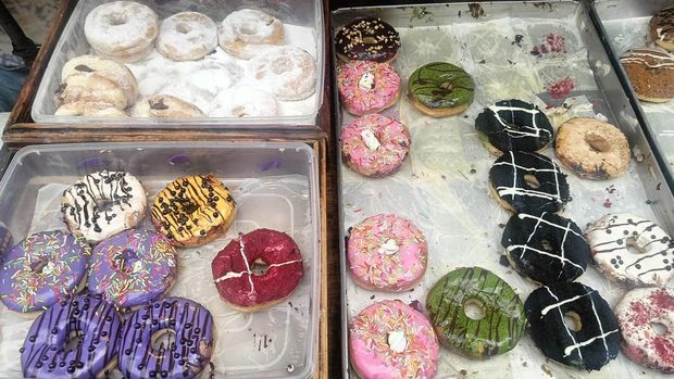 Various variants of donuts from Cavia Donuts by Cavia Patisserie at the Kertha Wijaya shopping and shopping center, Jalan Diponegoro, Denpasar, Bali, Sunday (3/16/2025). (Karsiani Putri/DetikBali)