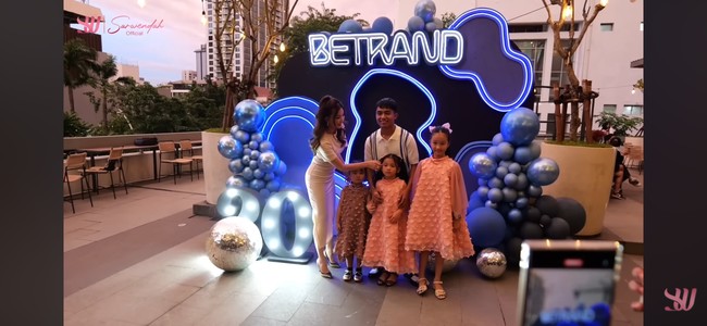 Tepat pada 14 Maret lalu putra angkat Sarwendah dan Ruben Onsu, Betrand Peto, berulang tahun yang ke-20. Merayakan hari bahagianya itu, Sarwendah menggelar pesta ultah untuk putranya tersebut. Foto: YouTube/Sarwendah Official