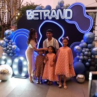 Tepat pada 14 Maret lalu putra angkat Sarwendah dan Ruben Onsu, Betrand Peto, berulang tahun yang ke-20. Merayakan hari bahagianya itu, Sarwendah menggelar pesta ultah untuk putranya tersebut. Foto: YouTube/Sarwendah Official