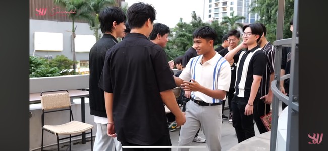 Memilih konsep outdoor, pesta ultah Betrand tampak ramai dihadiri oleh keluarga dan para sahabatnya. Para tamu undangan yang hadir tampak kompak mengenakan busana berwarna hitam. Foto: YouTube/Sarwendah Official