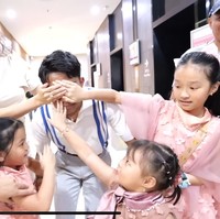 Tak hanya menggelar pesta ulang tahun untuk Betrand, Sarwendah rupanya juga sudah menyiapkan kejutan spesial. Terlihat Betrand yang matanya ditutupi oleh ibu dan adik-adiknya saat akan menuju ke lokasi tempat hadiah spesialnya diletakkan. Foto: YouTube/Sarwendah Official