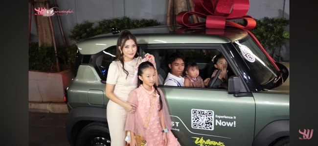Sarwendah bersama kedua putrinya, Thalia dan Thania Putri Onsu juga ikut berpose bersama mobil baru tersebut. Berwarna hijau, tampak mobil tersebut memiliki desain yang manly. Foto: YouTube/Sarwendah Official