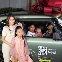 Sarwendah bersama kedua putrinya, Thalia dan Thania Putri Onsu juga ikut berpose bersama mobil baru tersebut. Berwarna hijau, tampak mobil tersebut memiliki desain yang manly. Foto: YouTube/Sarwendah Official