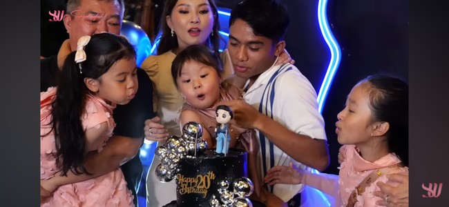 Acara kemudian dilanjutkan dengan tiup lilin dan potong kue. Terlihat kue ulang tahun Betrand yang berwarna hitam dan terdiri dari 2 susun. Tak sendirian, para anggota keluarga tampak antusias ikut membantu Betrand meniup lilin ultahnya. Foto: YouTube/Sarwendah Official