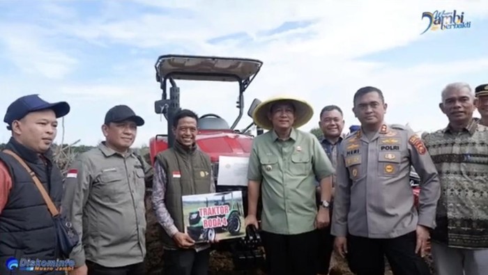 Bupati Muaro Jambi Bambang Bayu Suseno (BBS) saat pemberian alat traktor roda empat ke kelompok tani
