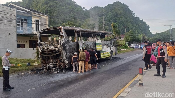Bus Kharisma rute Mangkutana-Makassar mengalami kebakaran di Jalan poros Pangkep-Makassar.