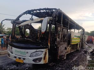 Bus Kharisma Rute Mangkutana-Makassar Terbakar di Jalan Poros Pangkep