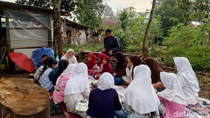 Cara anak-anak Garut ngabuburit menunggu waktu buka dangan membaca buku