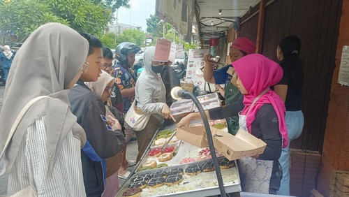 CAViA Donuts by CAViA Patisserie di Pusat Pertokoan dan Perbelanjaan Kertha Wijaya, Jalan Diponegoro, Denpasar, Bali, diserbu pembeli saat Ramadan, Minggu (16/3/2025). (Karsiani Putri/detikBali)