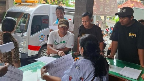 Disdukcapil Denpasar melakukan pelayanan jemput bola pembuatan KTP-el dan administrasi kependudukan lain di Kantor Desa Padangsambian Klod, Minggu (16/3/2025). (Dok. Pemkot Denpasar)