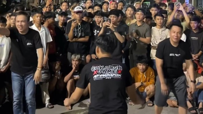 Dua polisi di Jambi ikut melakukan balap lari sebagai dukungan kegiatan pemuda