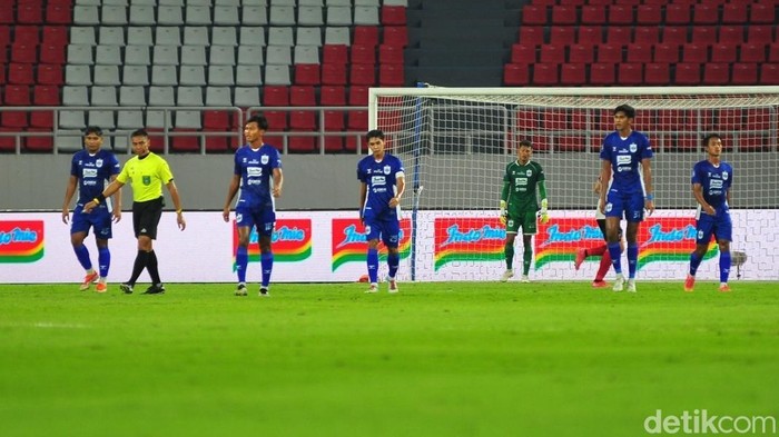 Ekspresi para pemain PSIS usai kalah dari Madura United di Stadion Jatidiri Semarang, Minggu (16/3/2025) malam