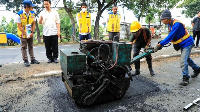 Emil Dardak mengecek penambahan jalan di Lamongan.