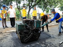 Wagub Emil Cek Penambalan Jalan di Lamongan untuk Persiapan Mudik