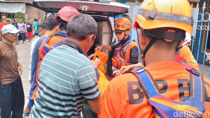 Evakuasi bocah SD tewas saat mandi di sungai.