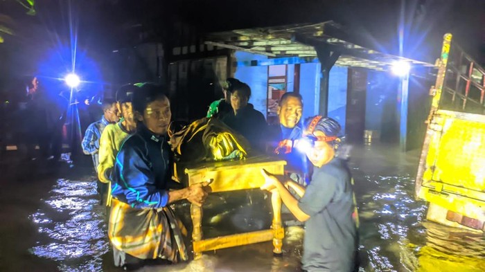 Evakuasi korban banjir yang meninggal dunia.