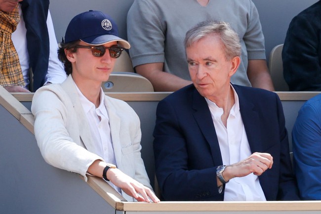 Nama Frederic Arnault kembali menjadi sorotan. Kali ini bukan karena rumor hubungan asmaranya dengan Lisa, melainkan jabatan barunya sebagai CEO Loro Piana. Label kasmir mewah asal Italia itu berada di bawah naungan LVMH, perusahaan induk Louis Vuitton dan Dior, milik ayahnya, Bernard Arnault. (Foto: Stephane Cardinale/Corbis via Getty Images)