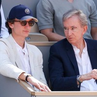 Nama Frederic Arnault kembali menjadi sorotan. Kali ini bukan karena rumor hubungan asmaranya dengan Lisa, melainkan jabatan barunya sebagai CEO Loro Piana. Label kasmir mewah asal Italia itu berada di bawah naungan LVMH, perusahaan induk Louis Vuitton dan Dior, milik ayahnya, Bernard Arnault. (Foto: Stephane Cardinale/Corbis via Getty Images)