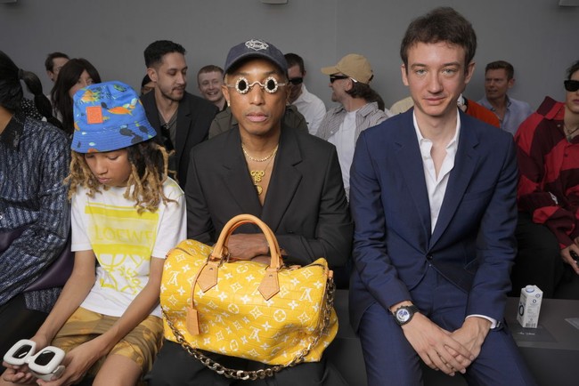 Sosok Frederic juga eksis di berbagai peragaan busana merek-merek LVMH. Di fashion show Loewe Spring 2024, ia duduk di front row bersebelahan dengan Pharrell Williams, direktur kreatif divisi busana pria Louis Vuitton. (Foto: Swan Gallet/WWD via Getty Images)