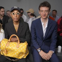 Sosok Frederic juga eksis di berbagai peragaan busana merek-merek LVMH. Di fashion show Loewe Spring 2024, ia duduk di front row bersebelahan dengan Pharrell Williams, direktur kreatif divisi busana pria Louis Vuitton. (Foto: Swan Gallet/WWD via Getty Images)