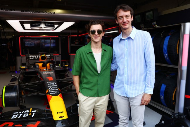 Sebagai orang penting di TAG Heuer, Frederic kerap berinteraksi dengan para selebriti. Salah satunya Tom Holland yang hadir di F1 Grand Prix of Monaco pada Mei 2023. (Foto: Mark Thompson/Getty Images)