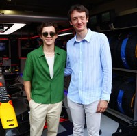 Sebagai orang penting di TAG Heuer, Frederic kerap berinteraksi dengan para selebriti. Salah satunya Tom Holland yang hadir di F1 Grand Prix of Monaco pada Mei 2023. (Foto: Mark Thompson/Getty Images)