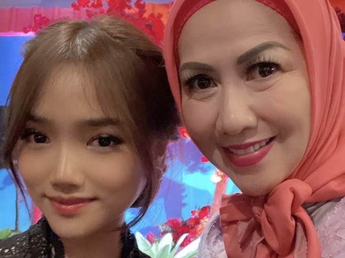 Fuji buka puasa bersama dengan keluarga besar Verrell Bramasta.