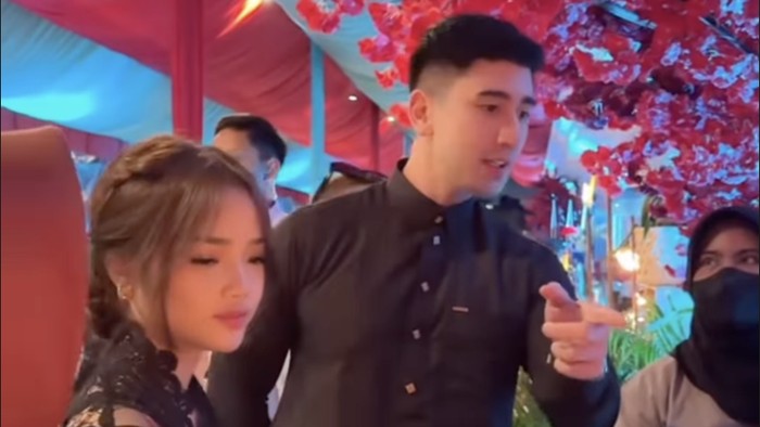 Fuji buka puasa bersama dengan keluarga besar Verrell Bramasta.