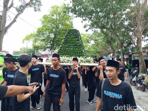 Grebeg Jemunak di halaman Masjid Al Ikhlas Gunungpring, Kecamatan Muntilan, Kabupaten Magelang, Minggu (16/3/2025).