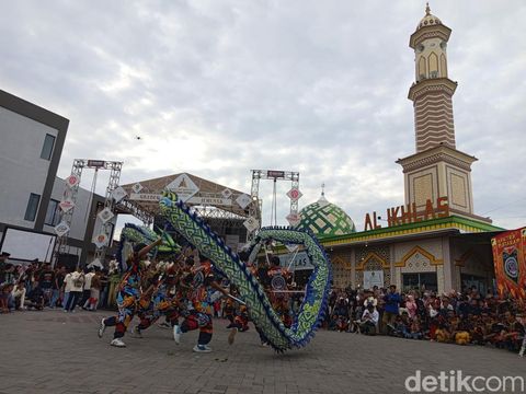 Grebeg Jemunak di halaman Masjid Al Ikhlas Gunungpring, Kecamatan Muntilan, Kabupaten Magelang, Minggu (16/3/2025).