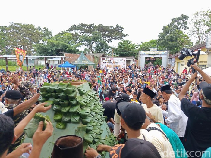 Grebeg Jemunak di halaman Masjid Al Ikhlas Gunungpring, Kecamatan Muntilan, Kabupaten Magelang, Minggu (16/3/2025).