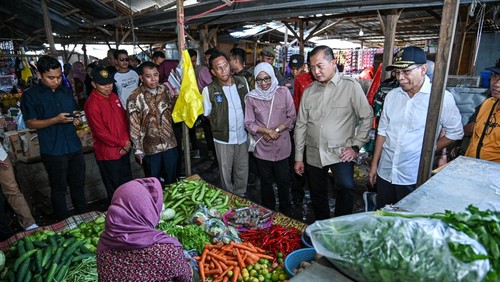 Gubernur NTB, Lalu Muhamad Iqbal, mengecek harga bahan pokok di Pasar Keruak, Lombok Timur, Minggu (16/3/2025). (Dok. Biro Adpim Setda Provinsi NTB)