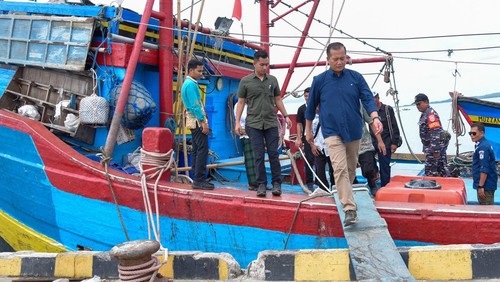 Gubernur NTB, Lalu Muhamad Iqbal, mengunjungi Pelabuhan Ikan Teluk Awang di Desa Mertak, Kecamatan Pujut, Lombok Tengah. (Dok. Pemprov NTB)