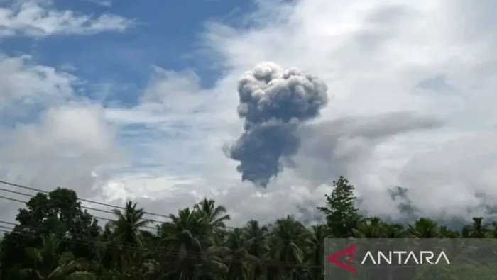Gunung Dukono erupsi dengan menyemburkan abu vulkanik setinggi 3.000.meter diatas puncak gunung, Minggu (16/3/2025). (ANTARA/Abdul Fatah/am.)