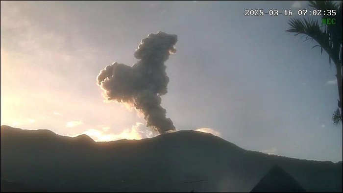 Gunung marapi di Sumatera Barat erupsi. (Foto: Istimewa).