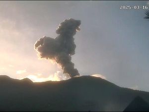 Video Gunung Marapi Erupsi, Luncurkan Abu Vulkanik Setinggi 800 Meter