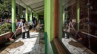 Para guru membersihkan lumpur sisa banjir di SDN 1 Nyalindung, Cipatat, Bandung Barat, Jawa Barat, Minggu (16/3/2025).