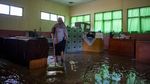 Guru dan Siswa Gotong Royong Bersihkan Lumpur Banjir di Cipatat