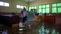 Sekolah ini terendam banjir akibat luapan Sungai Cimeta pada Sabtu (15/3/2025).